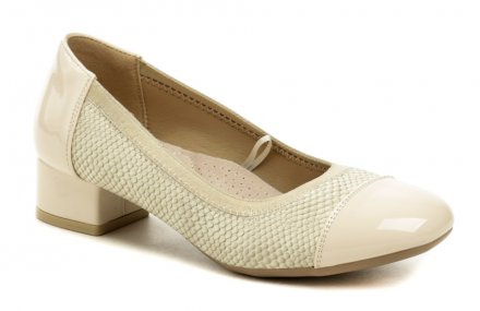 Dámská celoroční vycházková obuv na nízkém podpatku, vyrobená z kombinace syntetické a přírodní kůže.