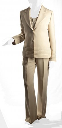 Dámský třídílný společenský kostýmek skládající se ze saka, sukně a kalhot v elegantním, italském designu.