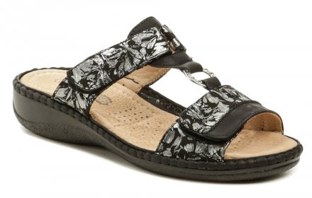 Dámská letní vycházková obuv s volnou patou i špicí na mírném klínku, vyrobená z kombinace syntetického materiálu a přírodní kůže.