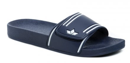 Pánská nadměrná nazouvací obuv typu plážovky s nastavitelným nártovým páskem pomocí suchého zipu, vyrobená ze syntetického materiálu. 
