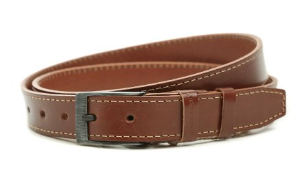 Opasek vyrobený z pravé přírodní kůže s kovovou sponou vhodný do kalhot s poutkem v šíři 28 mm.