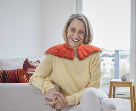 Dopřejte si úlevu a relaxaci s nahřívacím ramenním límcem plněným prosem s přídavkem levandule. Tento praktický pomocník je ideální pro uvolnění ztuhlých svalů v oblasti šíje, ramen a horní části zad. Příjemné teplo v kombinaci s jemnou levandulovou vůní pomáhá zmírnit napětí, stres i únavu po náročném dni.