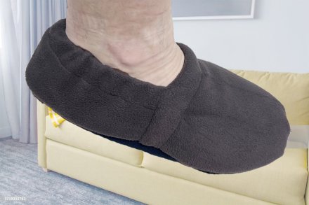 Nahřívací obuv s přírodní náplní z prosa a levandule je ideálním řešením pro prohřátí studených nohou a celkovou relaxaci. Příjemné suché teplo pomáhá uvolnit chodidla, podporuje prokrvení a přináší pocit pohodlí zejména během chladných dnů nebo po dlouhém stání či chůzi.
