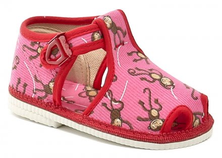Dívčí celoroční domácí a přezůvková obuv na přezku. Vyrobena z textilního materiálu.