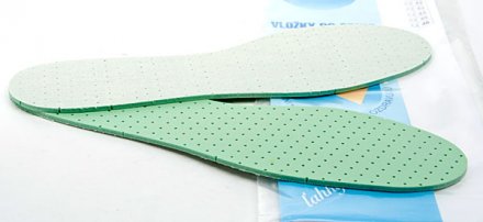 Pánské stélky pro vložení do obuvi, vyrobená z kombinace syntetického pěnového materiálu s textilním materiálem. 