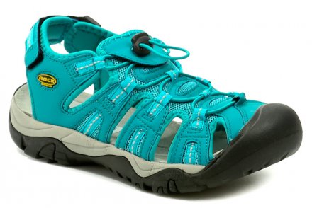 Letní vycházková obuv se zapínáním na pásek kolem paty pomocí suchého zipu, vyrobená z kombinace syntetického a textilního materiálu.