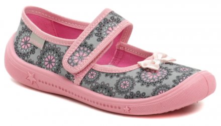 Dětská letní vycházková a rekreační volnočasová obuv vhodná také jako přezůvky se zapínáním na suchý zip, vyrobená z textilního materiálu s koženou stélkou.
