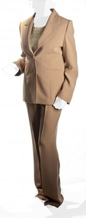 Dámský čtyřdílný společenský kostýmek skládající se ze saka, sukně, kalhot a trička v elegantním, italském designu.