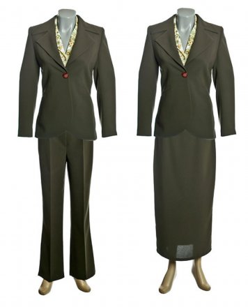 Dámský khaki celoroční kostýmek trojkombinace, který tvoří sako, halenka, sukně a kalhoty
