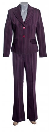 Dámský fialový celoroční kostýmek, který tvoří sako, sukně a kalhoty.  