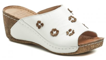 Dámská letní vycházková nazouvací obuv na klínku s volnou špicí a patou, vyrobená kompletně z pravé přírodní kůže.