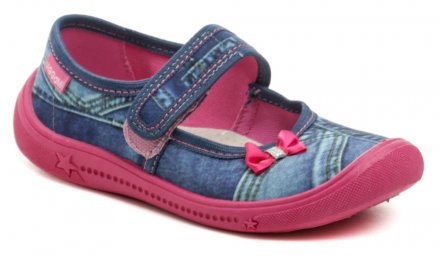 Dětská letní vycházková a rekreační volnočasová obuv se zapínáním na suchý zip, vyrobená z textilního materiálu s koženou stélkou s podporou podélné klenby.