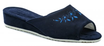 Dámská celoroční domácí přezůvková nazouvací obuv s volnou špicí na klínku, vyrobená z textilního materiálu.
