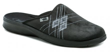 Pánská celoroční domácí přezůvková nazouvací obuv s plnou špicí, vyrobená z textilního materiálu.