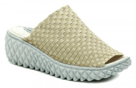 Dámská letní vycházková a lehká rekreační gumičková obuv na mírném klínku, vyrobená z textilního materiálu, který je tvořen gumičkami.