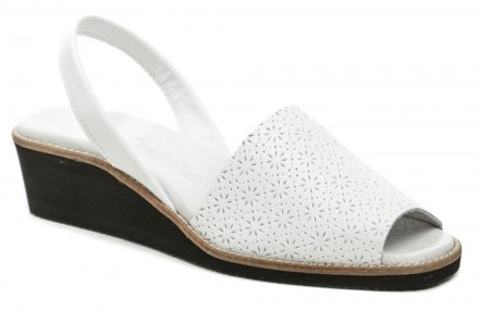 Dámská letní vycházková obuv na klínu s volnou špicí s páskem kolem paty, vyrobená z pravé přírodní kůže.