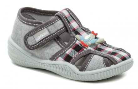 Dětská letní vycházková a rekreační volnočasová obuv se zapínáním na suchý zip, vyrobená z textilního materiálu s koženou stélkou s podporou podélné klenby.