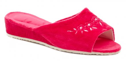 Dámská celoroční domácí přezůvková nazouvací obuv s volnou špicí na klínku, vyrobená z textilního materiálu.