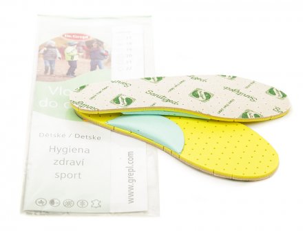 Dětské stélky voňavé pro vložení do obuvi s ortoklenkem podpírající podélnou klenbu, vyrobená z kombinace syntetického pěnového materiálu s textilním materiálem. 