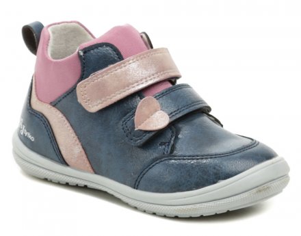 Dětská celoroční obuv se zapínáním na suchý zip, vyrobená ze syntetické kůže na svršku a uvnitř kompletně z přírodní kůže.
