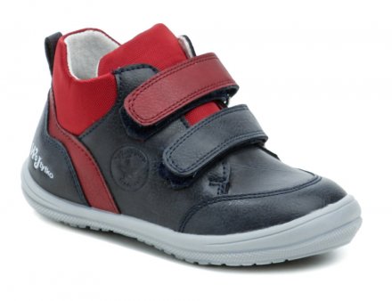 Dětská celoroční rekreační obuv se zapínáním na suchý zip, vyrobená ze syntetické kůže na svršku a uvnitř kompletně z přírodní kůže.