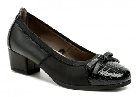 Dámská celoroční vycházková obuv na stabilním podpatku, vyrobená z kombinace syntetické a přírodní kůže.