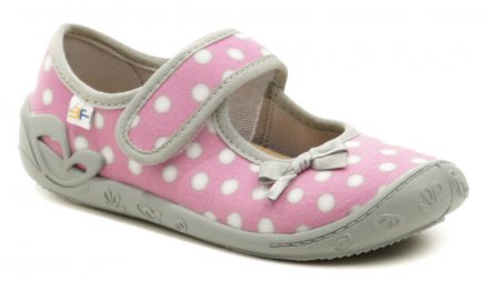 Dětská letní vycházková a rekreační volnočasová obuv, vyrobená z textilního materiálu s koženou stélkou.