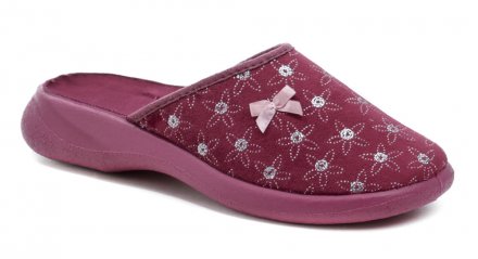 Celoroční domácí přezůvková nazouvací obuv s plnou špicí a volnou patou, vyrobená z textilního materiálu.
